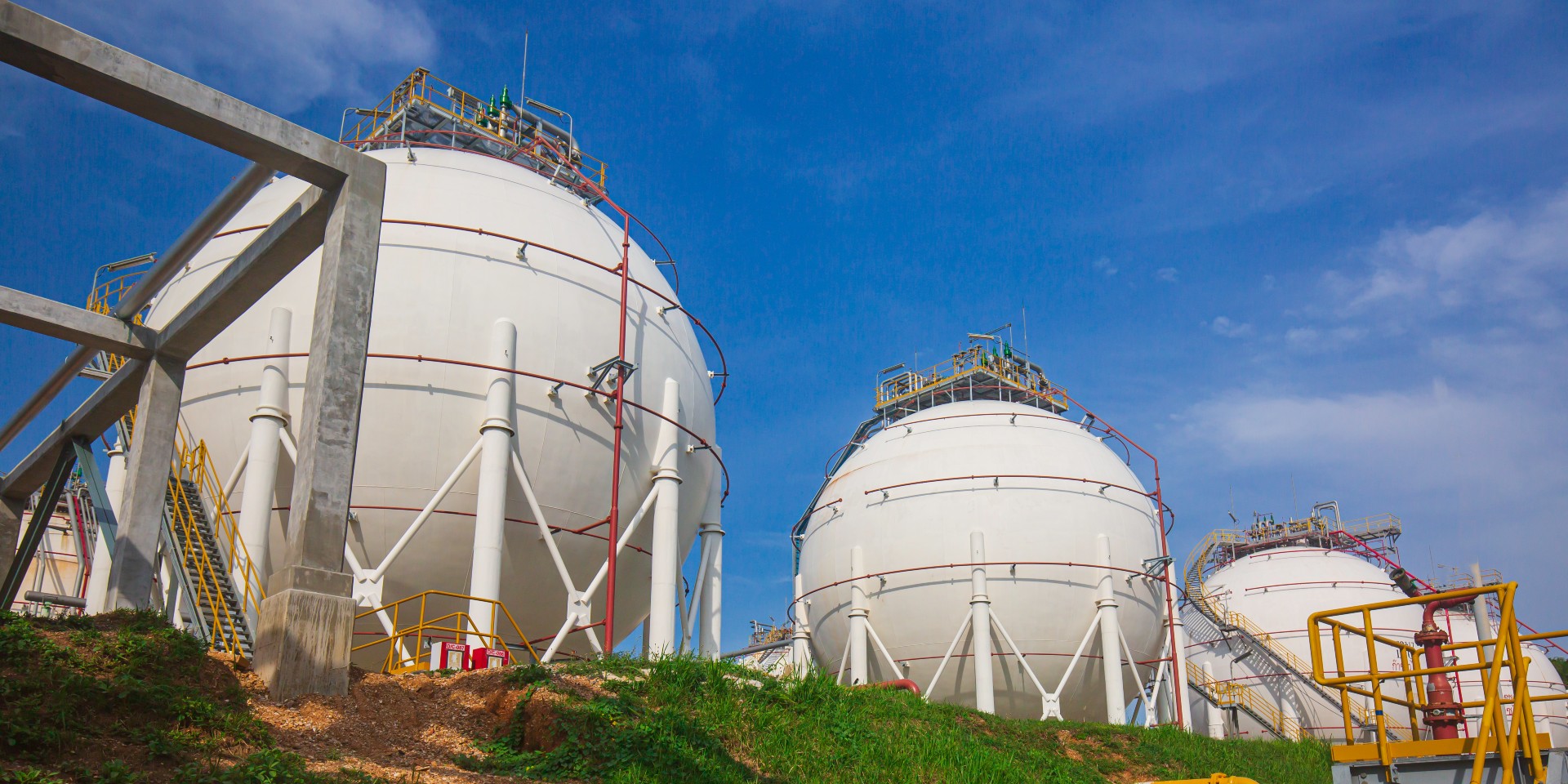 white-spherical-propane-tanks-containing-fuel-gas-industry